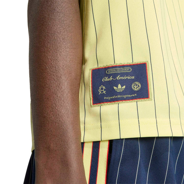 Mens jersey chest patch label in red-bordered rectangle with Club America crest