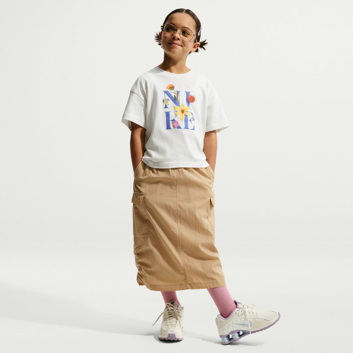 Youth boxy T-shirt in white with “N A E” floral chest graphic and short sleeves