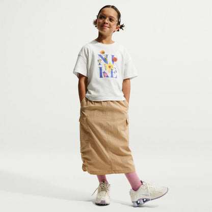 Youth boxy T-shirt in white with “N A E” floral chest graphic and short sleeves