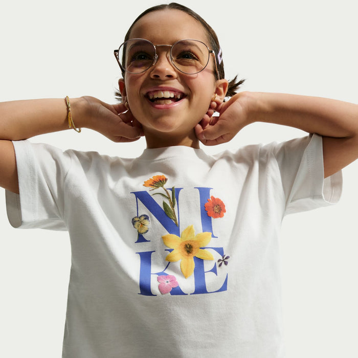 Youth boxy T-shirt in white with round neck and “N A E” floral chest graphic