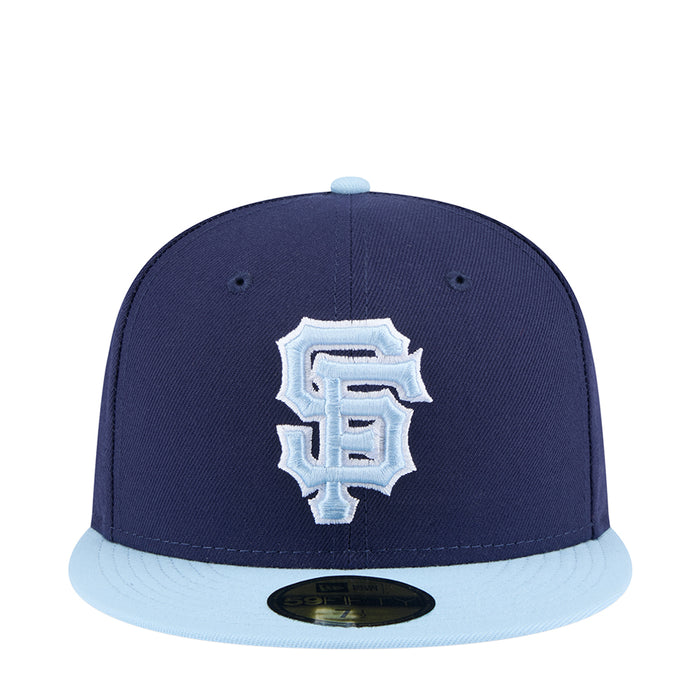 Two-tone baseball cap in dark navy with light blue brim and stitched B logo