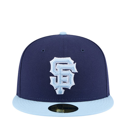 Two-tone baseball cap in dark navy with light blue brim and stitched B logo