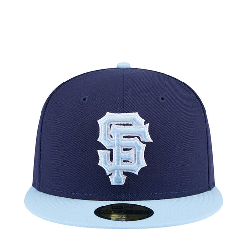 Two-tone baseball cap in dark navy with light blue brim and stitched B logo