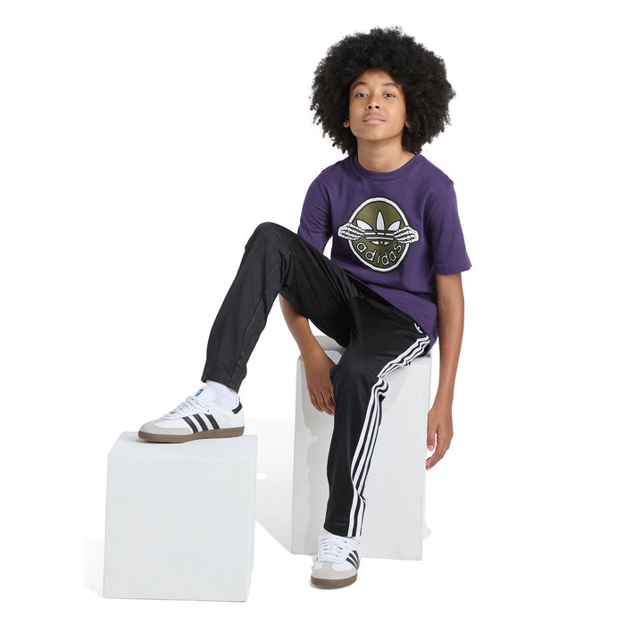 Youth purple adidas logo skeleton-key T-shirt with short sleeves, model leaning back