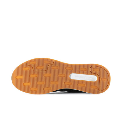 Men's wide running shoes, gum rubber outsole with tread pattern and logo detail